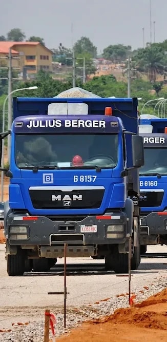 Strassenbaustelle mit Baufahrzeugen Julius Berger